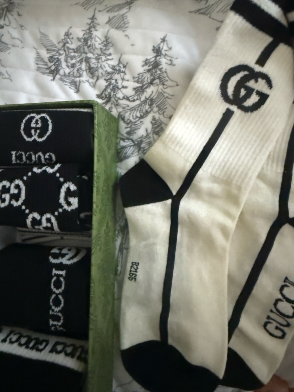 Gucci Black and White Logo Sock Gift Set - Picture 2 of 2